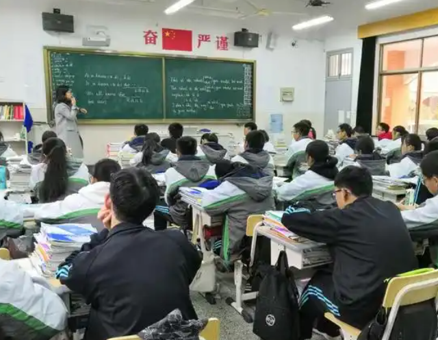 曾经上课得轮番运用设备现在每个班级都能同步展开试验