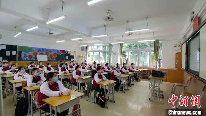  广西初三高三年级学生开学 抗疫专家给桂林学生上开学第一课